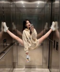 AI生成电梯一字马美女制作教程,条条流量上万,别再在外面被割韭菜了,全流程实操-如意资源库